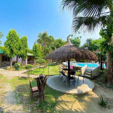 Nature Safari Camp Chitwan Esterno foto