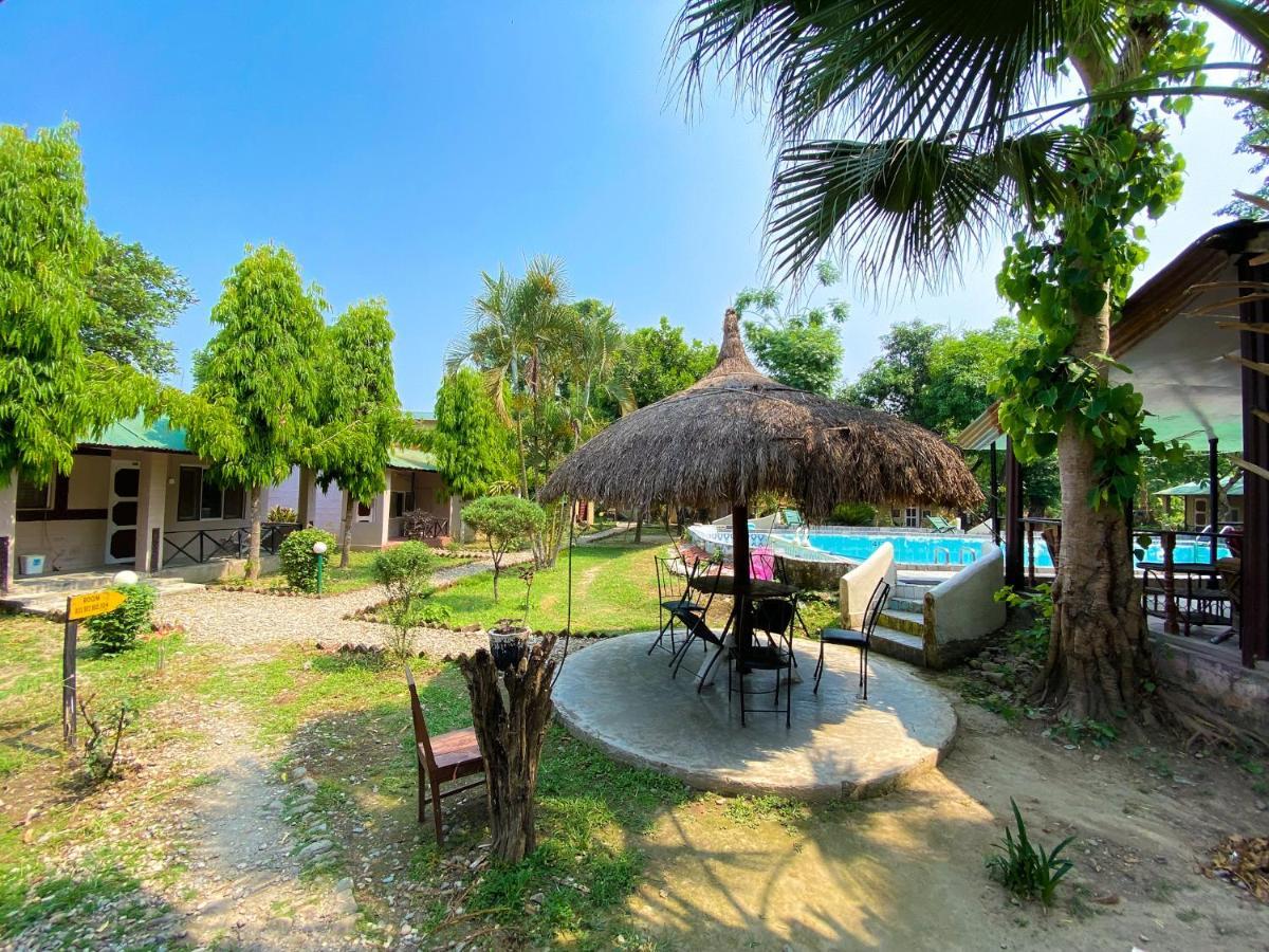 Nature Safari Camp Chitwan Esterno foto