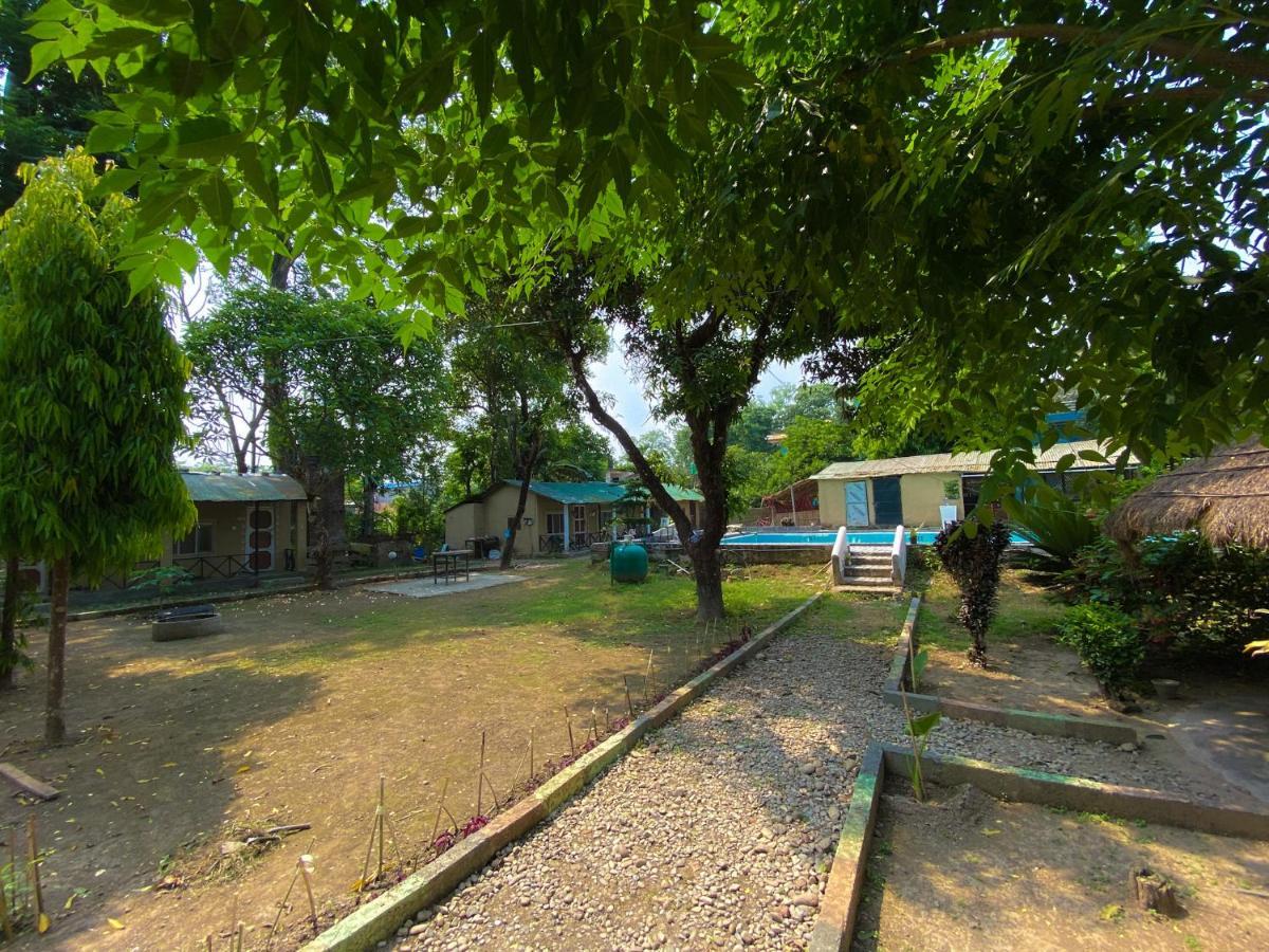Nature Safari Camp Chitwan Esterno foto
