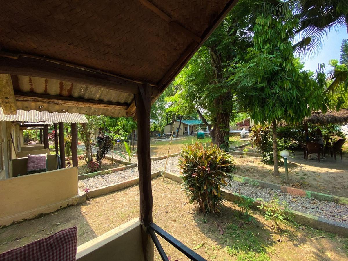 Nature Safari Camp Chitwan Esterno foto